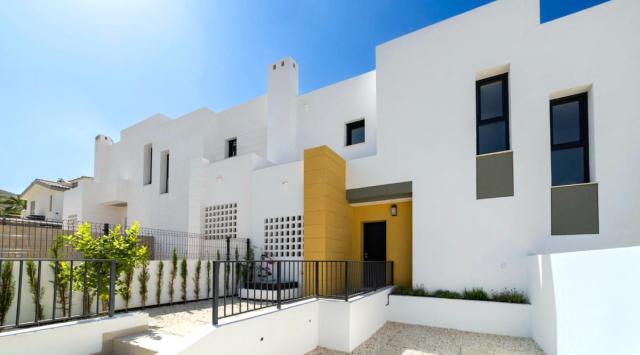 House for Sale in Busot with 3 Bedrooms and Spacious Terrace.