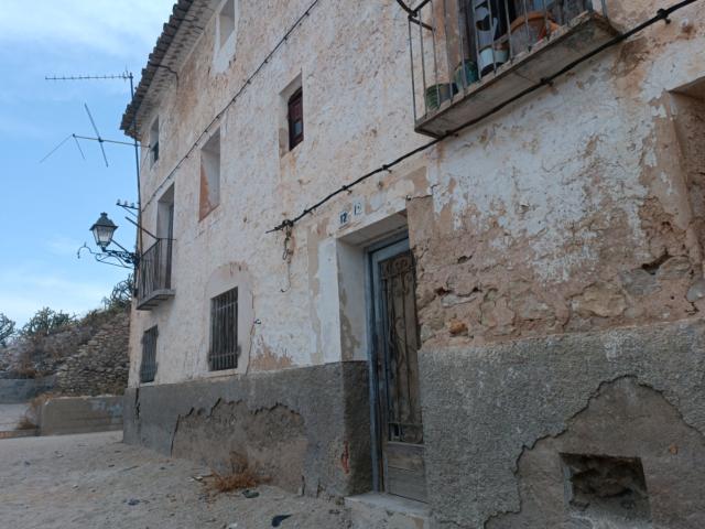 VILLAGE HOUSE TO RENOVATE IN THE OLD TOWN OF JIJONA